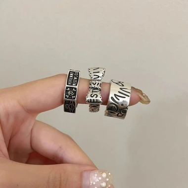 Nhẫn Vivienne Westwood phong cách Trung Cổ - Đen, Nơ Đầu Lâu, Sao Thổ, Punk, Mở Rộng, Giá chỉ 143.000₫ 7 Nhẫn Vivienne Westwood phong cách Trung Cổ - Đen, Nơ Đầu Lâu, Sao Thổ, Punk, Mở Rộng, Giá chỉ 143.000₫ 7