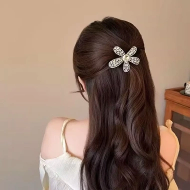 Nổ Kẹp Full Kim Cương Hoa Đính Đá Lấp Lánh – Mỏ Vịt Phong Cách Nữ 2.025 Giá 14.000₫ 3 Nổ Kẹp Full Kim Cương Hoa Đính Đá Lấp Lánh – Mỏ Vịt Phong Cách Nữ 2.025 Giá 14.000₫ 3