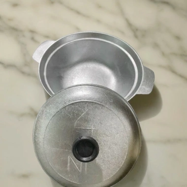 Nồi Gang Đúc Nguyên Khối 20cm - Kho Thịt, Cá Cơm Cháy, Kho Quẹt, Hấp Ngêu, Nắp Đậy Siêu Bền Cao Cấp - Giá 63.000₫