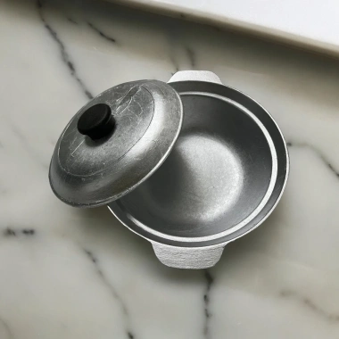 Nồi Gang Đúc Nguyên Khối 20cm - Kho Thịt, Cá Cơm Cháy, Kho Quẹt, Hấp Ngêu, Nắp Đậy Siêu Bền Cao Cấp - Giá 63.000₫