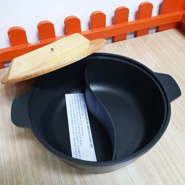 Nồi lẩu 2 ngăn gang nhôm chống dính, nắp kiếng chịu nhiệt, giảm 20% còn 355.000 VND