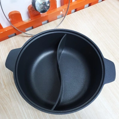 Nồi lẩu 2 ngăn gang nhôm chống dính, nắp kiếng chịu nhiệt, giảm 20% còn 355.000 VND