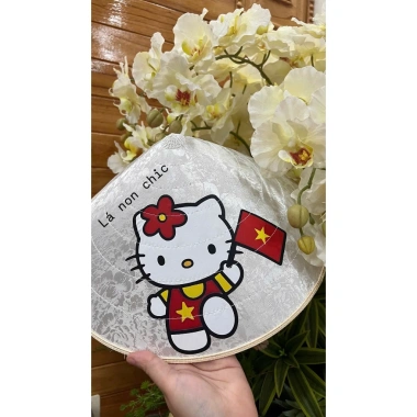 Nón lá bọc vải lụa gấm hoa họa tiết yêu nước – kèm quai nón, thích hợp ngày Quốc khánh, giá ưu đãi 180.000 VNĐ 5 Nón lá bọc vải lụa gấm hoa họa tiết yêu nước – kèm quai nón, thích hợp ngày Quốc khánh, giá ưu đãi 180.000 VNĐ 5