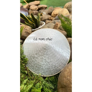 Nón lá bọc vải lụa gấm hoa họa tiết yêu nước – kèm quai nón, thích hợp ngày Quốc khánh, giá ưu đãi 180.000 VNĐ