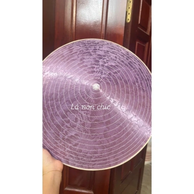 Nón lá bọc vải lụa gấm hoa họa tiết yêu nước – kèm quai nón, thích hợp ngày Quốc khánh, giá ưu đãi 180.000 VNĐ 7 Nón lá bọc vải lụa gấm hoa họa tiết yêu nước – kèm quai nón, thích hợp ngày Quốc khánh, giá ưu đãi 180.000 VNĐ 7
