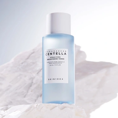 Nước Hoa Hồng Skin1.004 Madagascar Centella Hyalu-Cica Brightening Toner 210ml Dưỡng Ẩm & Sáng Da - 349.000₫ 4 Nước Hoa Hồng Skin1.004 Madagascar Centella Hyalu-Cica Brightening Toner 210ml Dưỡng Ẩm & Sáng Da - 349.000₫ 4