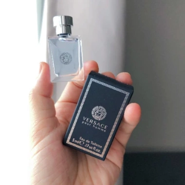 Nước hoa nam mini Versace Pour Homme Eau de Toilette 5ml - Giá ưu đãi 219.000đ