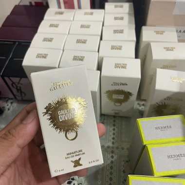 Nước hoa nữ mini Jean Paul Gaultier Divine EDP Le Parfum 6ml Hương sang trọng, giá ưu đãi 342.000₫ 4 Nước hoa nữ mini Jean Paul Gaultier Divine EDP Le Parfum 6ml Hương sang trọng, giá ưu đãi 342.000₫ 4