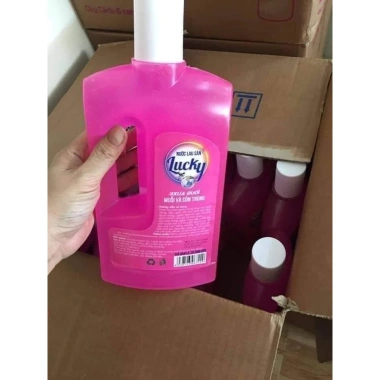 Nước lau sàn Lucky 1L hương hoa ly, quế, chanh xả - sạch, thơm, giá 39.000đ Nước lau sàn Lucky 1L hương hoa ly, quế, chanh xả - sạch, thơm, giá 39.000đ