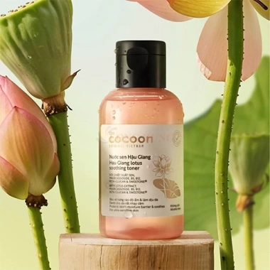 Nước sen Hậu Giang Cocoon Lotus Soothing Toner 310ml – Dưỡng ẩm, làm dịu da nhạy cảm, giá 199.000₫