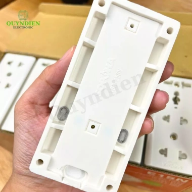 Ổ cắm 3 cửa E15N nắp che an toàn, chịu nhiệt, chống cháy Linh Kiện Quỳnh Diễn