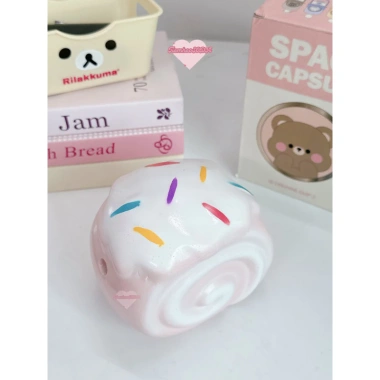 Ống tiết kiệm Bánh Cuộn Kem cute lỗ tròn C12xD14xR10 Quà tặng, trang trí, đựng tiền TIEMHEOSODA