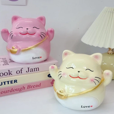 Ống tiết kiệm Mèo Thần Tài cute đeo túi thỏi vàng – Quà tặng Tiệm Heo SODA, giảm còn 69.900₫