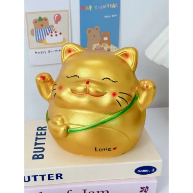 Ống tiết kiệm Mèo Thần Tài cute đeo túi thỏi vàng – Quà tặng Tiệm Heo SODA, giảm còn 69.900₫ 2 Ống tiết kiệm Mèo Thần Tài cute đeo túi thỏi vàng – Quà tặng Tiệm Heo SODA, giảm còn 69.900₫ 2