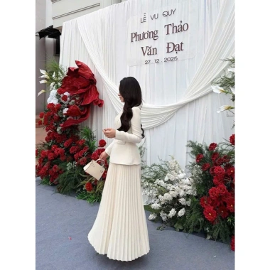 PEACH CLOTHING Set Váy Áo Be Sữa - Áo dài tay cổ bẻ thêu ren, chân váy xếp ly dài 694k