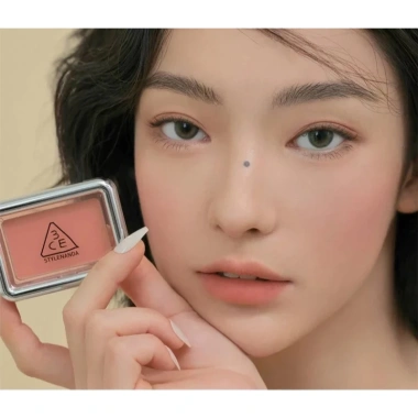 Phấn Má Hồng Bền Màu 3CE New Take Blusher 4.5g Giá ưu đãi 448.000₫, màu tươi lâu trôi 3 Phấn Má Hồng Bền Màu 3CE New Take Blusher 4.5g Giá ưu đãi 448.000₫, màu tươi lâu trôi 3