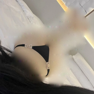 Quần chip ren nữ lọt khe xẻ đáy Sexy - Giá 68.999 VND, chất liệu thoáng mát, phong cách quyến rũ
