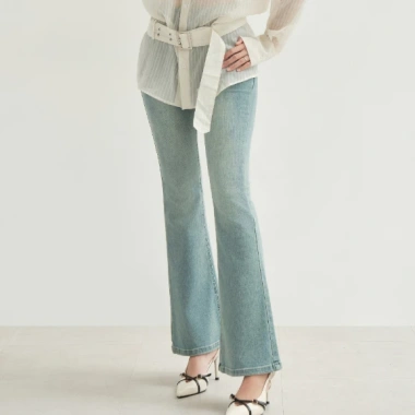 Quần Jean Kaylin ôm ống loe Denim dày dặn - BST Hè 2.025 N2.454, giá ưu đãi 560.000 VND 6 Quần Jean Kaylin ôm ống loe Denim dày dặn - BST Hè 2.025 N2.454, giá ưu đãi 560.000 VND 6