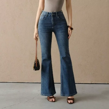 Quần Jean KAYLIN ôm ống loe denim dày dặn, phong cách hiện đại - Giá 610.000