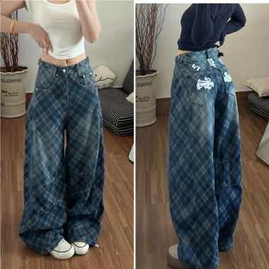 Quần Jean Nữ Ống Rộng Wash Caro Đính Patch Chữ Kim Loại – Streetwear Y2K Giá 315k