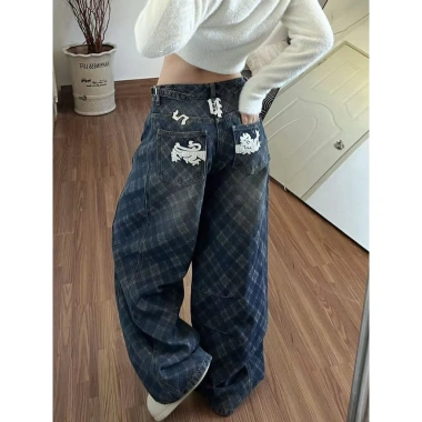 Quần Jean Nữ Ống Rộng Wash Caro Đính Patch Chữ Kim Loại – Streetwear Y2K Giá 315k