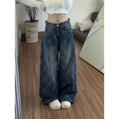 Quần Jean Nữ Ống Rộng Wash Caro Đính Patch Chữ Kim Loại – Streetwear Y2K Giá 315k