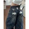 Quần Jean Nữ Ống Rộng Wash Caro Đính Patch Chữ Kim Loại – Streetwear Y2K Giá 315k 4