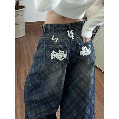 Quần Jean Nữ Ống Rộng Wash Caro Đính Patch Chữ Kim Loại – Streetwear Y2K Giá 315k