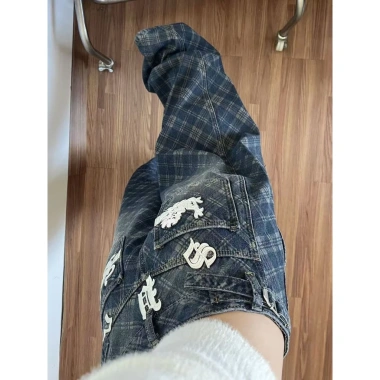Quần Jean Nữ Ống Rộng Wash Caro Đính Patch Chữ Kim Loại – Streetwear Y2K Giá 315k