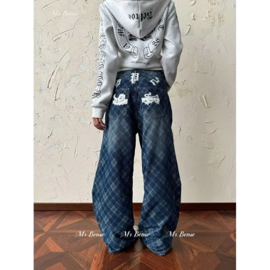 Quần Jean Nữ Ống Rộng Wash Caro Đính Patch Chữ Kim Loại – Streetwear Y2K Giá 315k