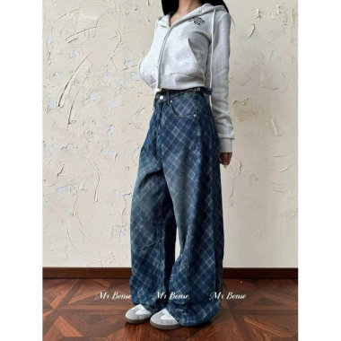 Quần Jean Nữ Ống Rộng Wash Caro Đính Patch Chữ Kim Loại – Streetwear Y2K Giá 315k