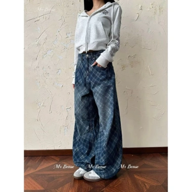 Quần Jean Nữ Ống Rộng Wash Caro Đính Patch Chữ Kim Loại – Streetwear Y2K Giá 315k