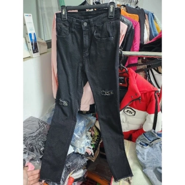 Quần jean ôm đen rách khóa kéo TL145B size S eo dưới 66 - Giá chỉ 60.000 VND
