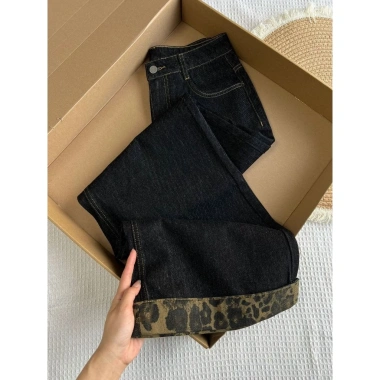 Quần jean ống rộng đen eo cao Mỹ, dài thẳng cho nữ mùa thu - 317,960₫ 9 Quần jean ống rộng đen eo cao Mỹ, dài thẳng cho nữ mùa thu - 317,960₫ 9