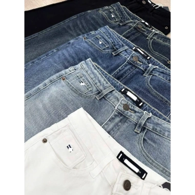 Quần Jeans Loe Trơn Dáng Dài Ảnh Tự Chụp - Giá Gốc 477.950, Giảm còn 395.000 VND