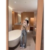 Quần jeans nữ ống đứng màu sáng, rộng rãi thoải mái - Chỉ 390.000đ, giảm 117.000đ 5