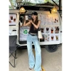 Quần jeans nữ ống rộng cạp cao màu xanh nhạt, dễ mặc, có thắt lưng – giá chỉ 410.000₫ 7