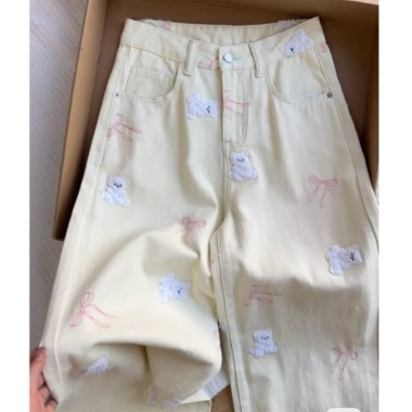 Quần jeans thêu nơ gấu nữ đầu xuân màu kem vàng - ống rộng, phong cách ngọt ngào, giảm tuổi, giá ưu đãi 321k