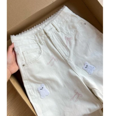 Quần jeans thêu nơ gấu nữ đầu xuân màu kem vàng - ống rộng, phong cách ngọt ngào, giảm tuổi, giá ưu đãi 321k