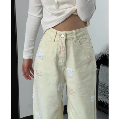 Quần jeans thêu nơ gấu nữ đầu xuân màu kem vàng - ống rộng, phong cách ngọt ngào, giảm tuổi, giá ưu đãi 321k