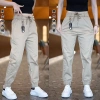Quần jogger kaki dáng thể thao mềm, unisex nam nữ tập thể dục 158.120₫ 3