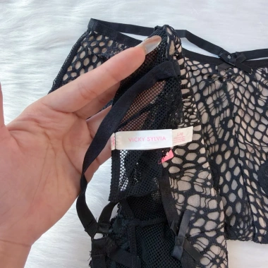 Quần Lót Ren Lưới Vicky Sylvia Cao Cấp Sexy Không Viền Co Giãn 4 Chiều Ôm Dáng, Mềm Mịn, Xuất Túi Riêng - Giá 49.000₫