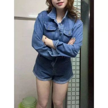 Quần short denim ống rộng lưng cao dài tay, cổ điển - Giá giảm 468.893 VND 3 Quần short denim ống rộng lưng cao dài tay, cổ điển - Giá giảm 468.893 VND 3