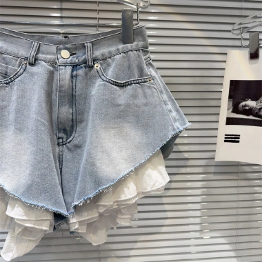 Quần short denim vát rộng ren viền trắng - ngọt cay, rửa nước, chỉ 588.018₫ 3 Quần short denim vát rộng ren viền trắng - ngọt cay, rửa nước, chỉ 588.018₫ 3