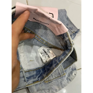 Quần short jean italluso size 26 - Kiểu dáng trẻ trung, giảm giá chỉ 520.000₫ 4 Quần short jean italluso size 26 - Kiểu dáng trẻ trung, giảm giá chỉ 520.000₫ 4