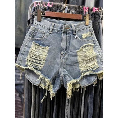 Quần short jean nữ lưng cao, túi lộ, rách siêu hack dáng - 129k 2 Quần short jean nữ lưng cao, túi lộ, rách siêu hack dáng - 129k 2
