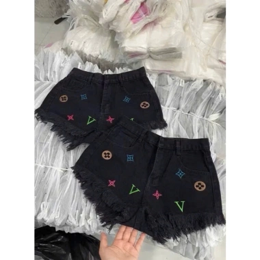 Quần sọt jeans nữ thêu Hoạ Tiết cạp cap tua rua Hotgril, giảm còn 139k