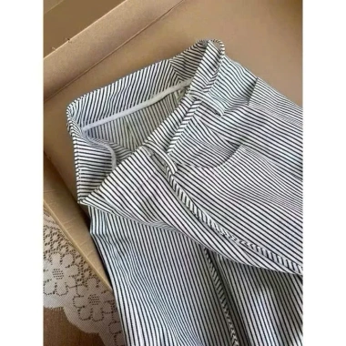 Quần tây ống rộng vải kẻ sọc nhỏ, cạp khoá trước có dây - 180.000₫ 4