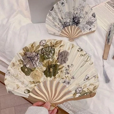 Quạt gấp hoa lụa NAMSHEVA - Gỗ tre Trung Quốc retro, trang trí tủ khách, chỉ 61.820₫ 2