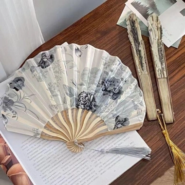 Quạt gấp hoa lụa NAMSHEVA - Gỗ tre Trung Quốc retro, trang trí tủ khách, chỉ 61.820₫ 3